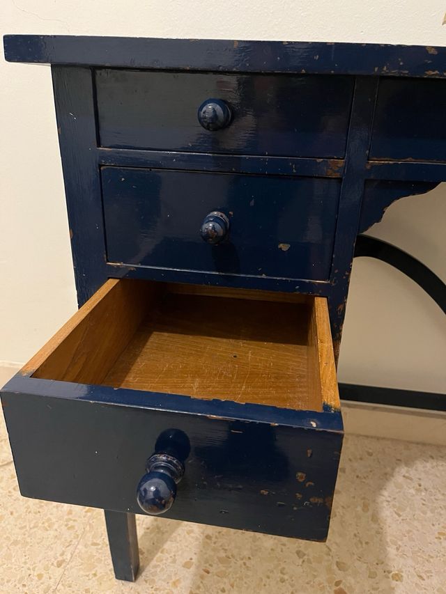 Escritorio y silla de madera azul