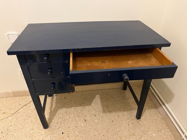 Escritorio y silla de madera azul