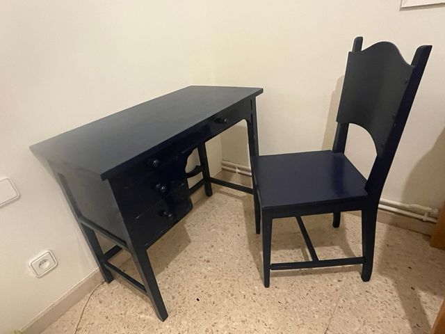 Escritorio y silla de madera azul