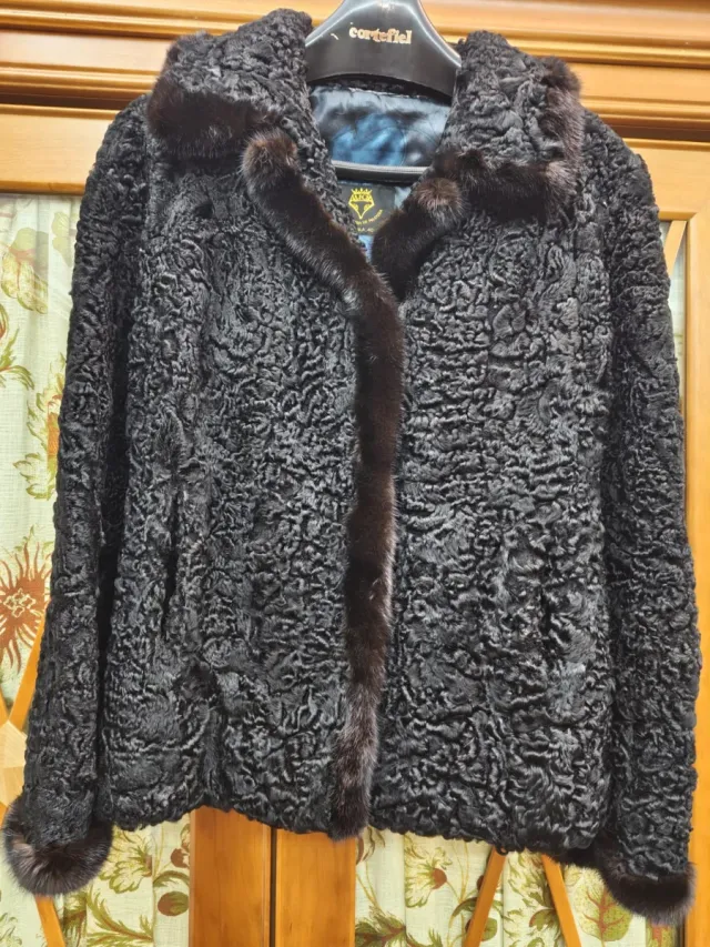 Elegante Chaquetón Negro/Marrón Cartefiel