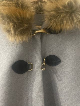 Capa corta gris con cuello de pelo