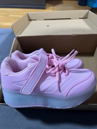 Zapatillas rosas con ruedas utilizadas una vez 