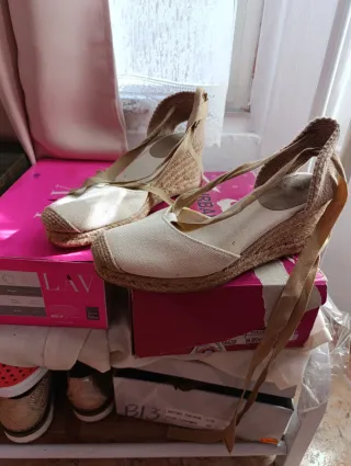 Alpargatas cuña blancas y beige