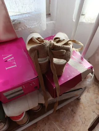 Alpargatas cuña blancas y beige