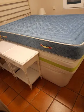 Due tavoli in legno bianco