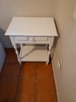 Due tavoli in legno bianco