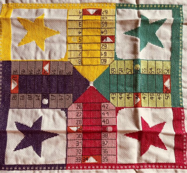 Parchís bordado a punto de cruz