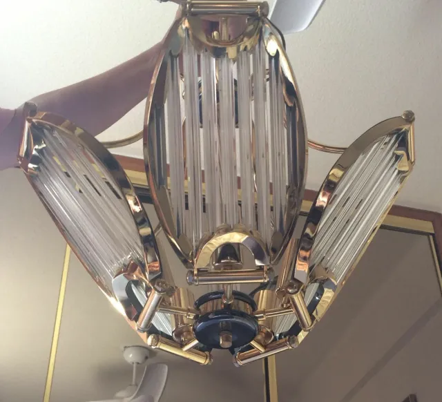 Lámpara de metal y cristal dorada de 5 bombillas.