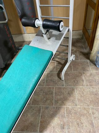 Banco de abdominales y pesas