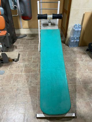 Banco de abdominales y pesas