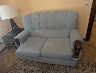 Sofá 2 plazas tapizado gris con madera