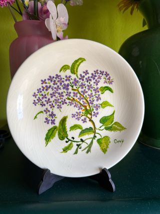 Plato de porcelana con flores lilas