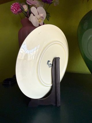 Plato de porcelana con flores lilas