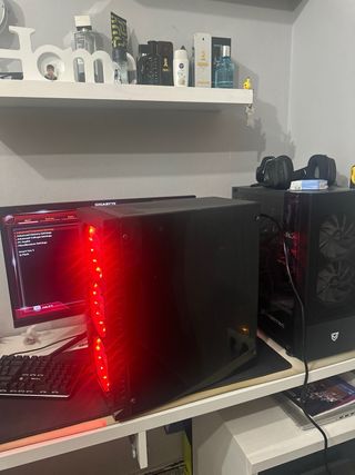 PC Gaming con luces LED rojas