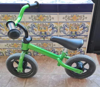 Bicicleta de equilibrio verde