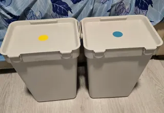 Cubos de reciclaje de plástico