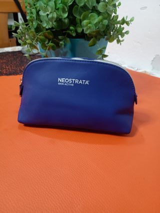 Neceser NeoStrata para el cuidado de la piel 