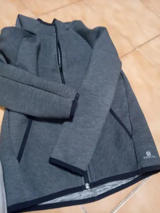 Chaqueta deportiva gris Decathlon