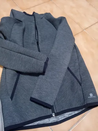Chaqueta deportiva gris Decathlon