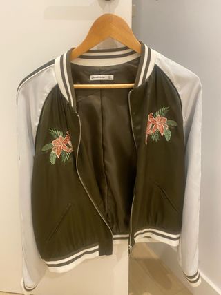 Bomber Stradivarius bordada flores Talla L