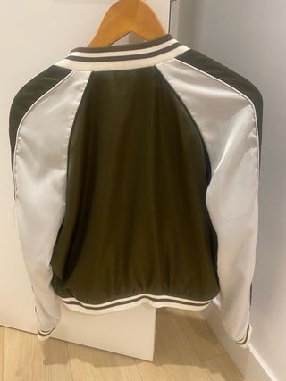 Bomber Stradivarius bordada flores Talla L