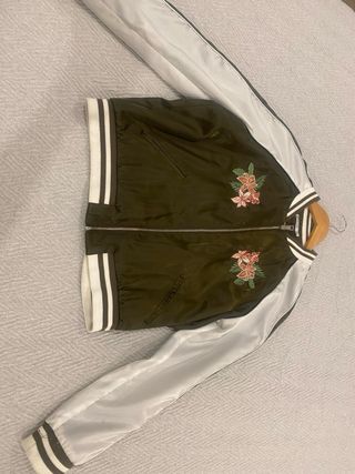 Bomber Stradivarius bordada flores Talla L