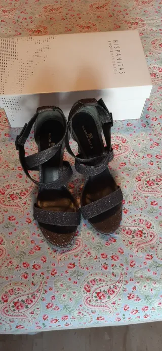 Sandalias Gloria Ortiz fiesta tacón negras y plate