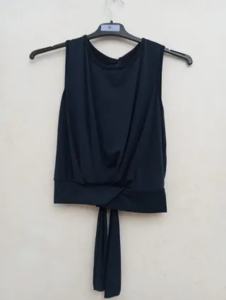 Top azul con abertura en la espalda