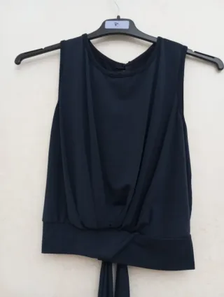 Top azul con abertura en la espalda