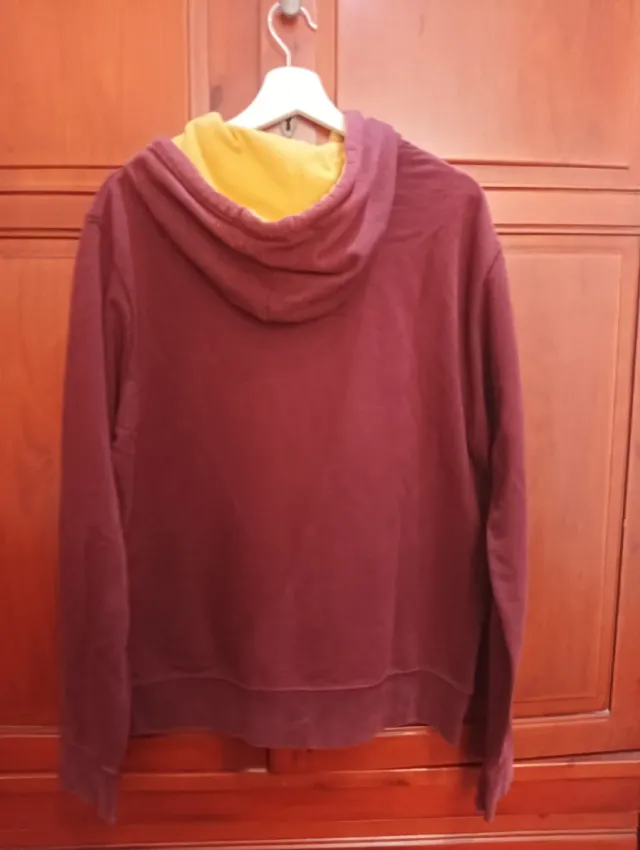 Sudadera con capucha morada y amarilla