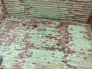 Puertas metálicas verdes oxidadas