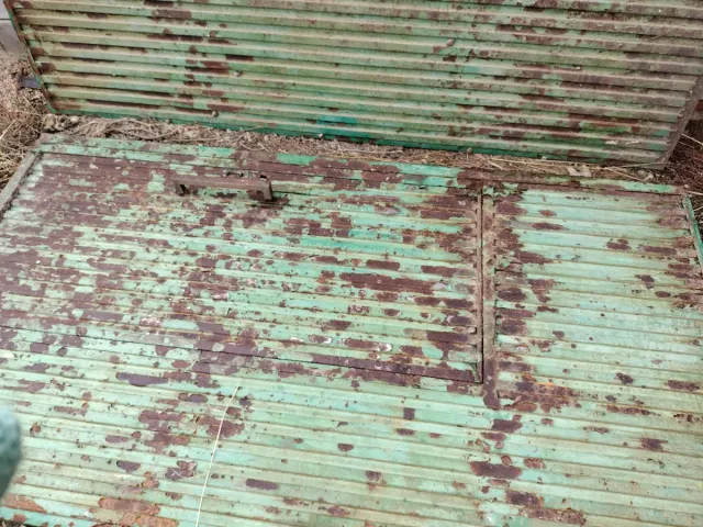 Puertas metálicas verdes oxidadas