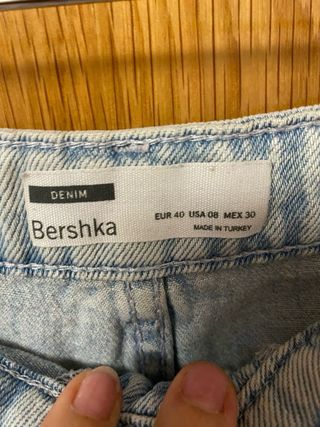 Bermuda vaquera desgastada