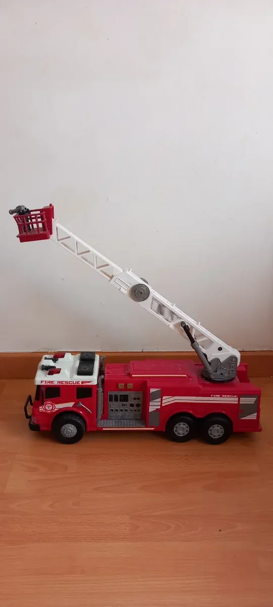 Camión de bomberos con luces y sonido