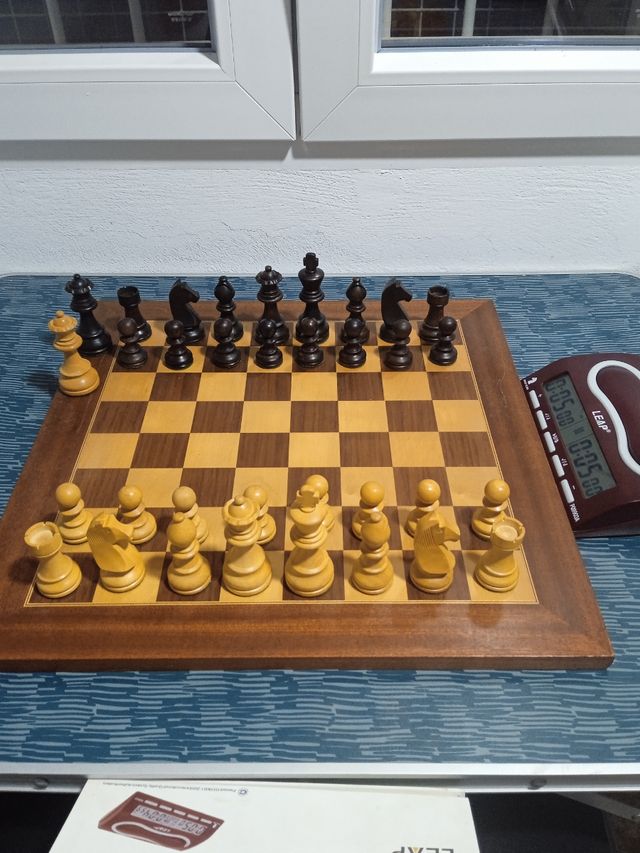 Ajedrez de madera con reloj