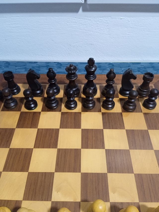 Ajedrez de madera con reloj