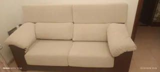 Sofá beige y marrón de tela