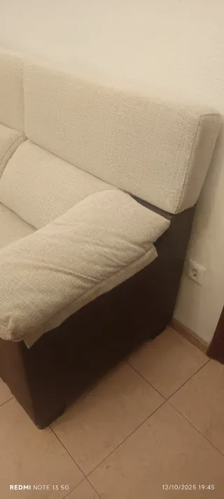 Sofá beige y marrón de tela