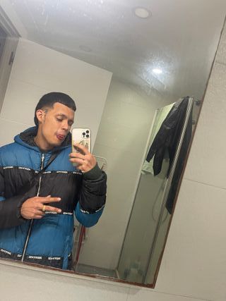 Busco empleo en cualquier cosa, tengo licencia.