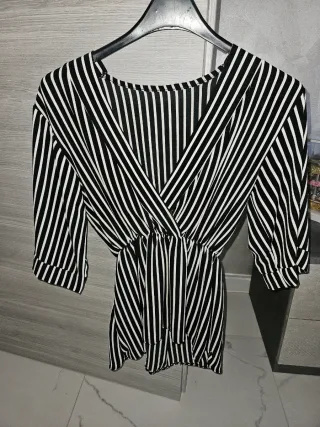Camicia a righe bianche e nere