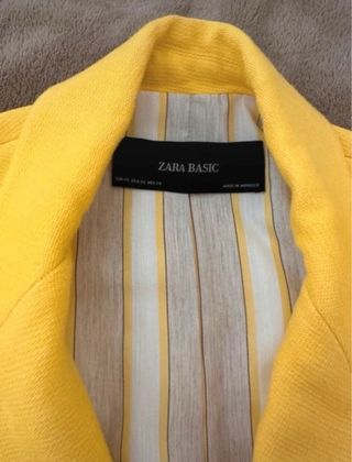 Abrigo amarillo Zara