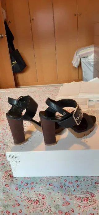 Sandalias Martínelli tacón grueso negras