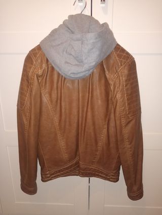 Chaqueta de cuero con capucha