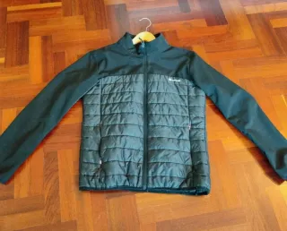 Chaqueta acolchado/cortavientos negra.
