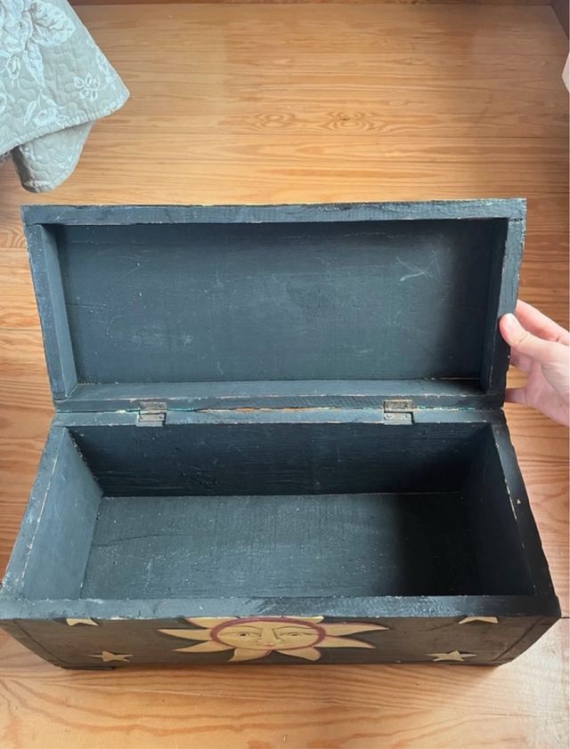 Caja baúl de madera decorada