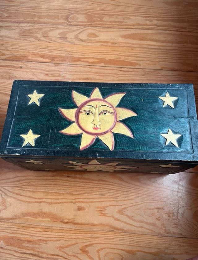 Caja baúl de madera decorada