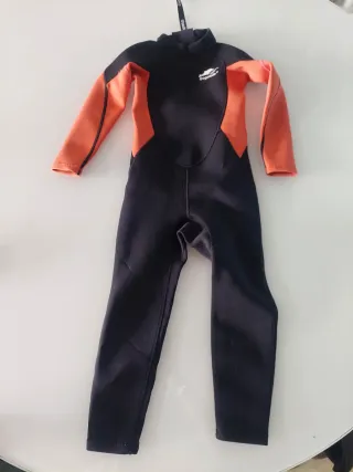 Traje de neopreno infantil naranja y negro