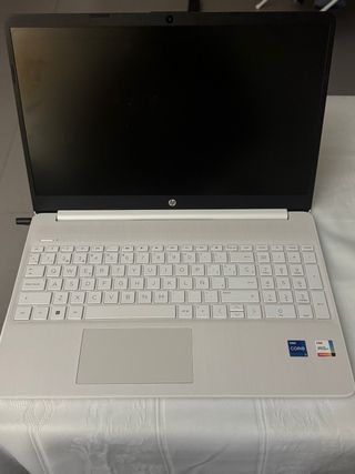 HP Laptop 15s-fq4xxx 952 GB + cargador original 
