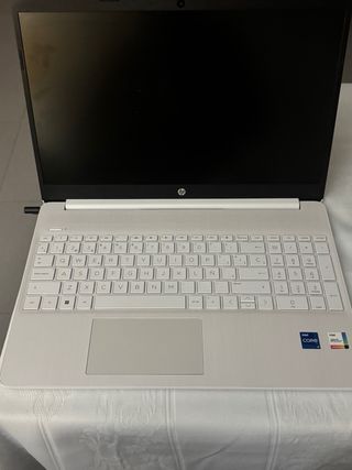 HP Laptop 15s-fq4xxx 952 GB + cargador original 