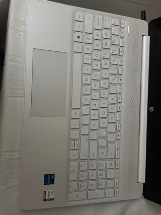 HP Laptop 15s-fq4xxx 952 GB + cargador original 